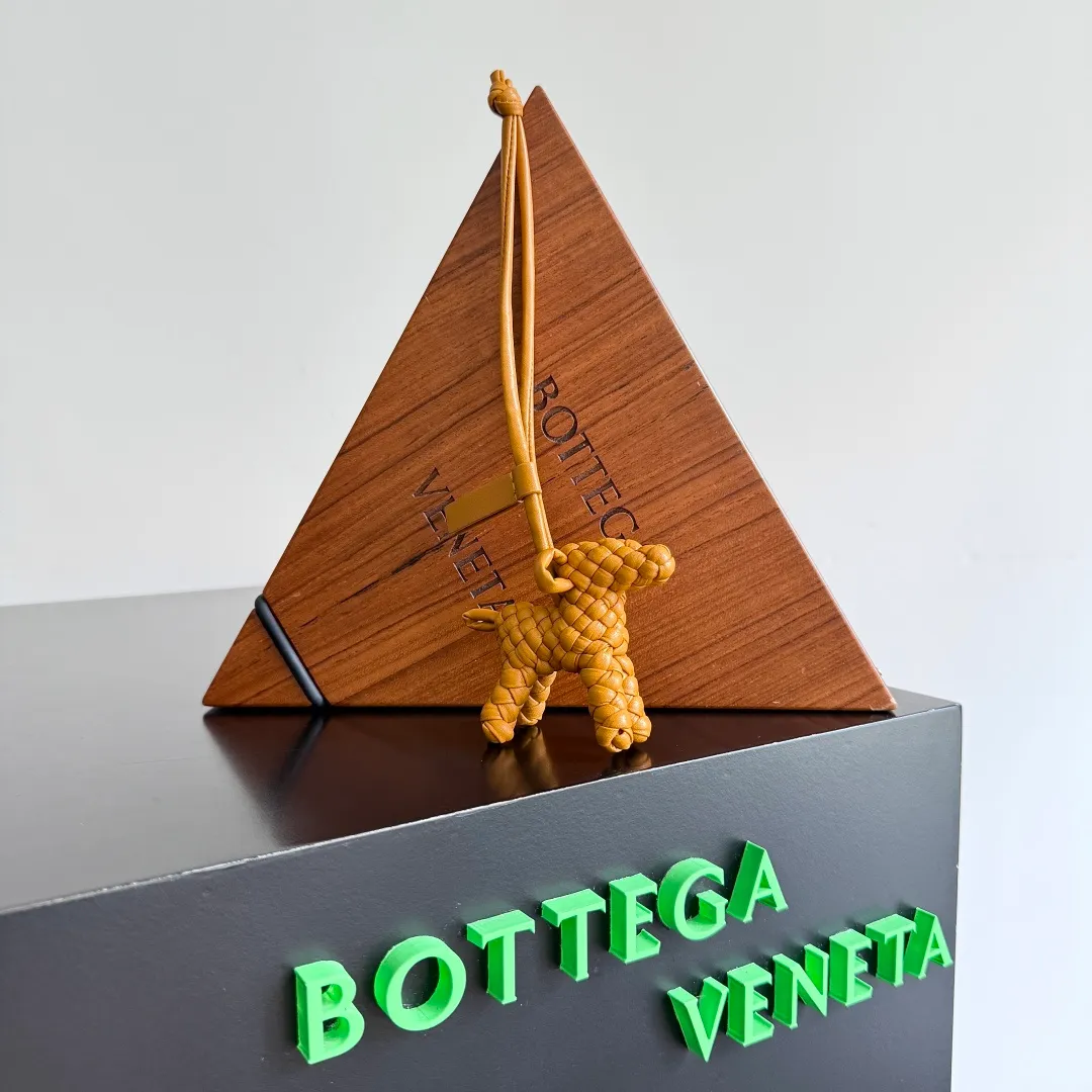 Batch 540 BOTTEGA VENETA2025 new puppy🐕 style pendant Braided puppy is online😎 Leather braided puppy style pendant can be hung on any handbag, and it is as cute, delicate and colorful as it matches with a bag. Cute and cute, it will touch your heart at any time. It can be hung on bags or keychains. Who can resist such a cute puppy? Style number: 807068